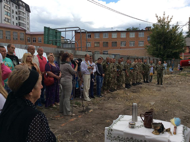 У Хмельницькому вручили донькам загиблого кіборга "Краба" документи на квартиру - фото 3