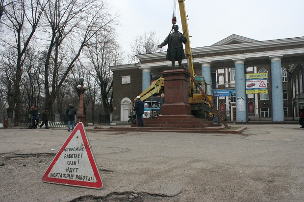 У Запоріжжі сьогодні, 11 березня, прибрали черговий пам’ятник, що підпадає під закон про декомунізацію - фото 1