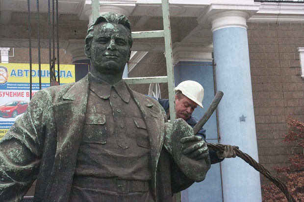 У Запоріжжі сьогодні, 11 березня, прибрали черговий пам’ятник, що підпадає під закон про декомунізацію - фото 8