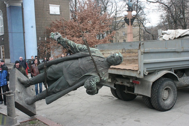 У Запоріжжі сьогодні, 11 березня, прибрали черговий пам’ятник, що підпадає під закон про декомунізацію - фото 12