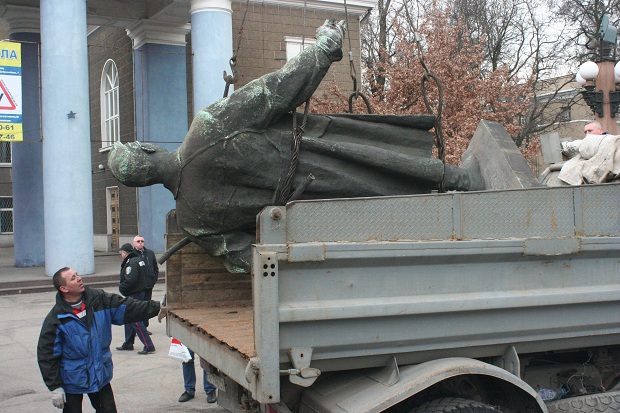 У Запоріжжі сьогодні, 11 березня, прибрали черговий пам’ятник, що підпадає під закон про декомунізацію - фото 13