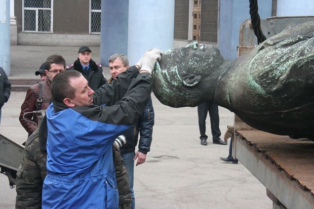 У Запоріжжі сьогодні, 11 березня, прибрали черговий пам’ятник, що підпадає під закон про декомунізацію - фото 14