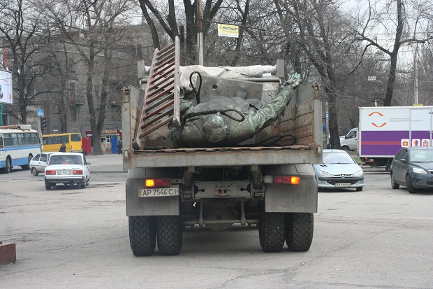 У Запоріжжі сьогодні, 11 березня, прибрали черговий пам’ятник, що підпадає під закон про декомунізацію - фото 16
