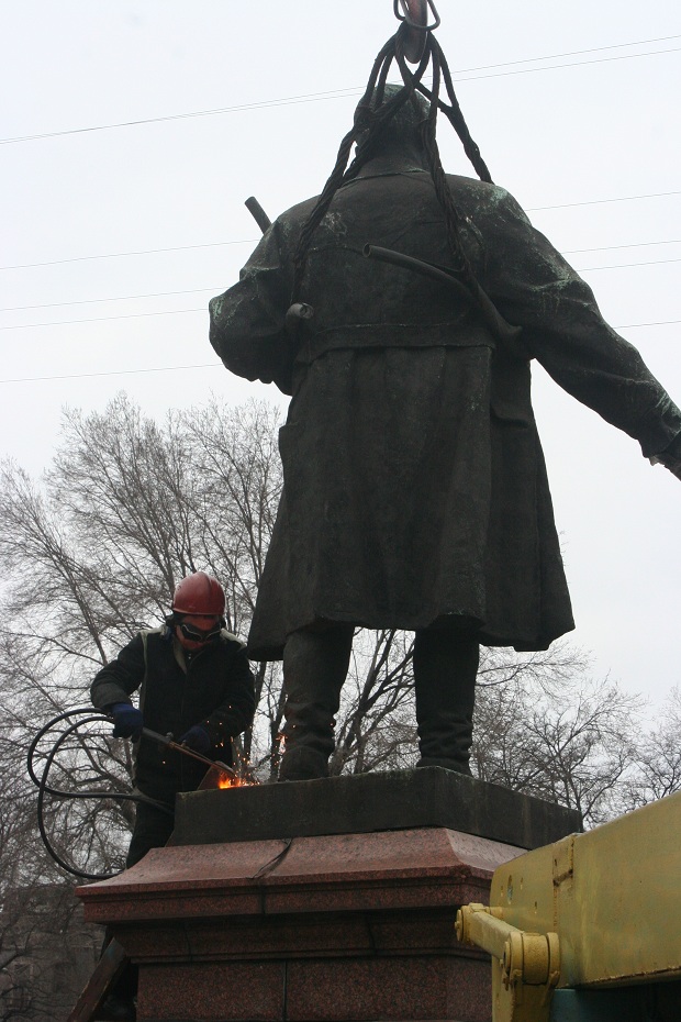 У Запоріжжі сьогодні, 11 березня, прибрали черговий пам’ятник, що підпадає під закон про декомунізацію - фото 2