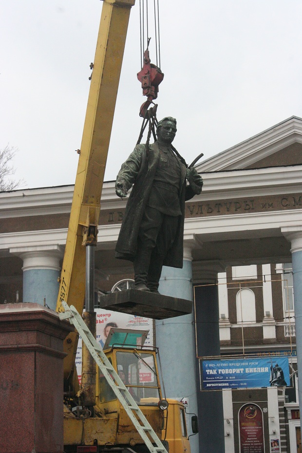 У Запоріжжі сьогодні, 11 березня, прибрали черговий пам’ятник, що підпадає під закон про декомунізацію - фото 4