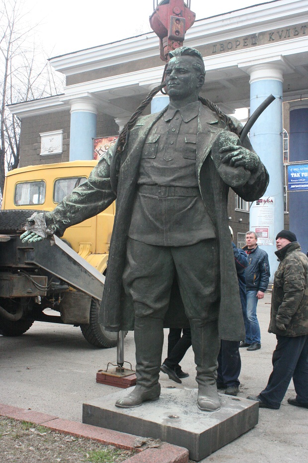 У Запоріжжі сьогодні, 11 березня, прибрали черговий пам’ятник, що підпадає під закон про декомунізацію - фото 6