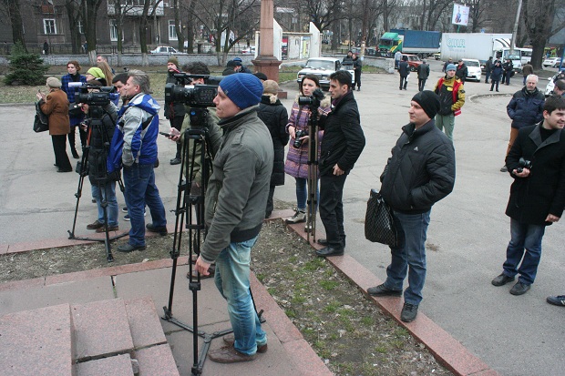 У Запоріжжі сьогодні, 11 березня, прибрали черговий пам’ятник, що підпадає під закон про декомунізацію - фото 7