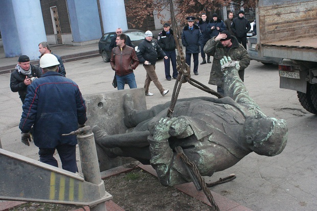 У Запоріжжі сьогодні, 11 березня, прибрали черговий пам’ятник, що підпадає під закон про декомунізацію - фото 9