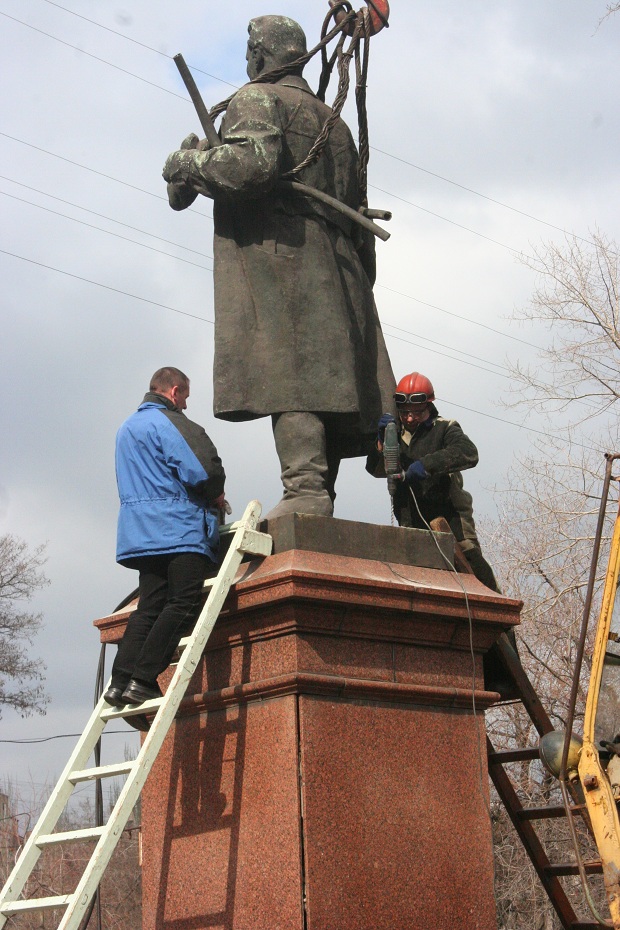 У Запоріжжі сьогодні, 11 березня, прибрали черговий пам’ятник, що підпадає під закон про декомунізацію - фото 3