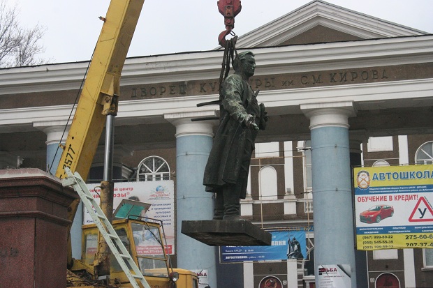 У Запоріжжі сьогодні, 11 березня, прибрали черговий пам’ятник, що підпадає під закон про декомунізацію - фото 5