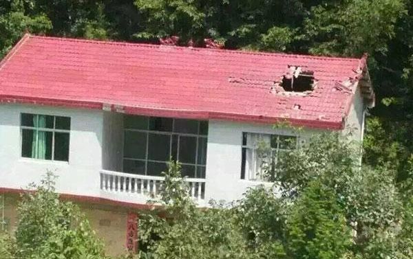 У Китаї ракетний двигун впав на житловий будинок - фото 1