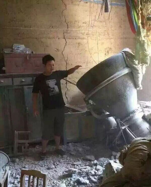У Китаї ракетний двигун впав на житловий будинок - фото 2