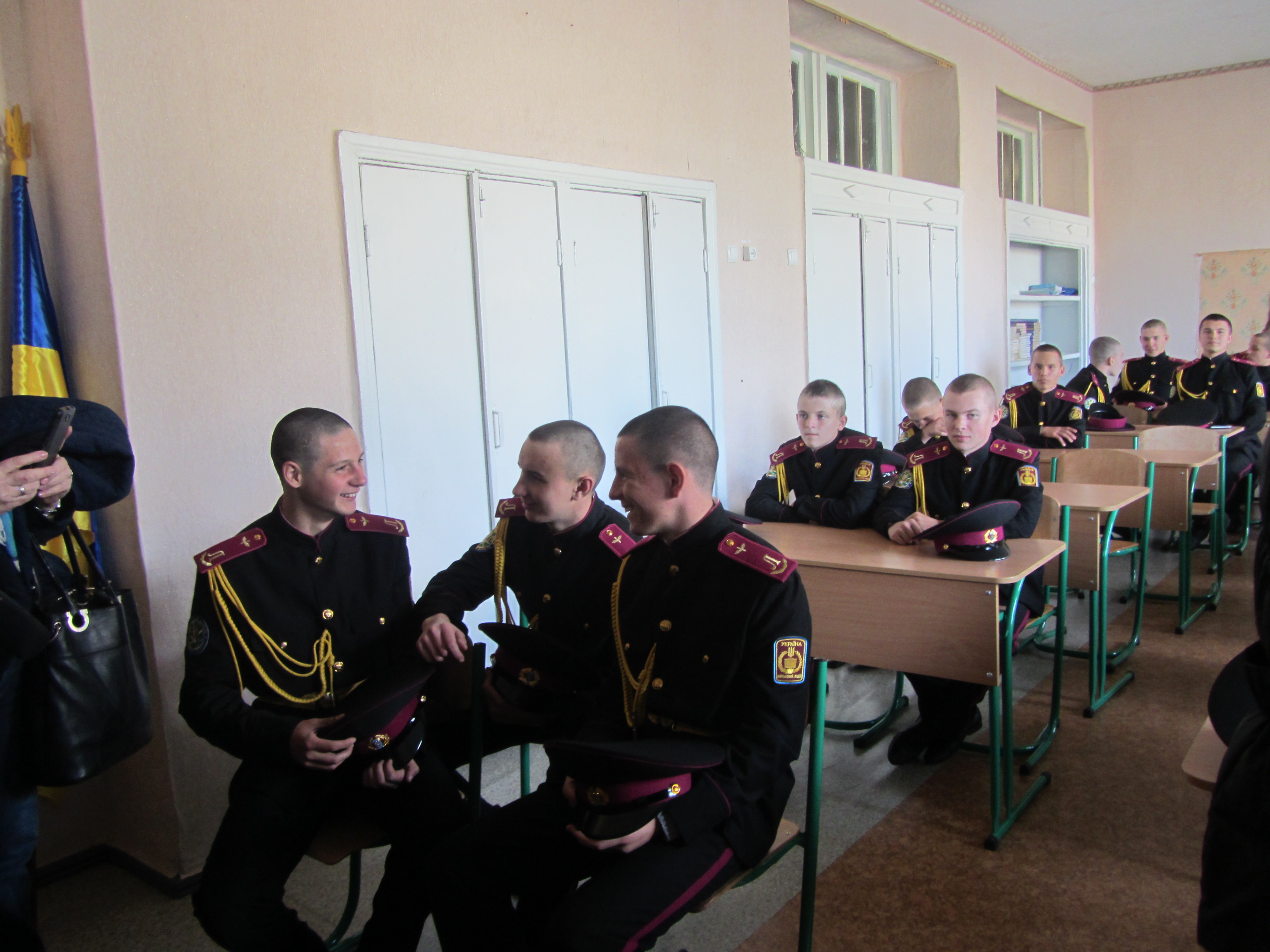 Як на Луганщині в евакуйованому ліцеї виховують захисників України (ФОТО) - фото 2