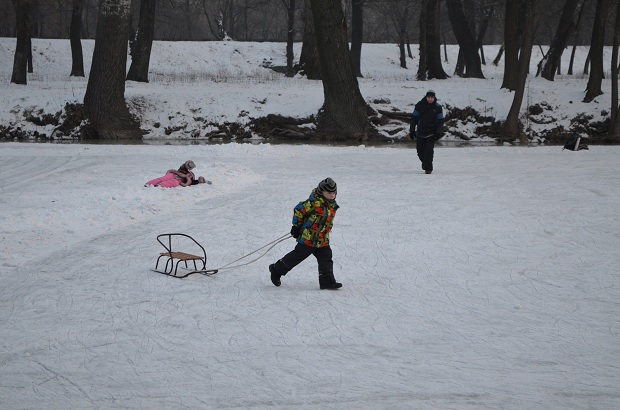 Чимало запоріжців – дітей та дорослих – скористалися сніжними днями та вийшли на місцеві гірки та ковзанки з лижами, санчатами, ковзанами і хокейними ключками  - фото 12