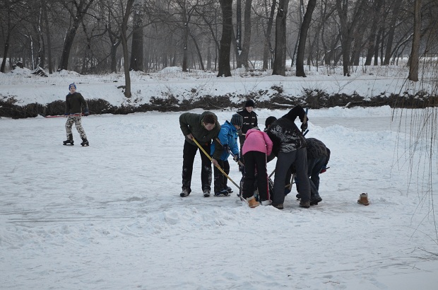 Чимало запоріжців – дітей та дорослих – скористалися сніжними днями та вийшли на місцеві гірки та ковзанки з лижами, санчатами, ковзанами і хокейними ключками  - фото 2