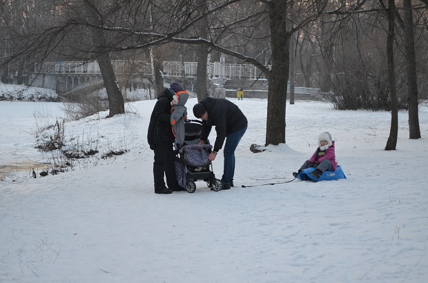 Чимало запоріжців – дітей та дорослих – скористалися сніжними днями та вийшли на місцеві гірки та ковзанки з лижами, санчатами, ковзанами і хокейними ключками  - фото 1