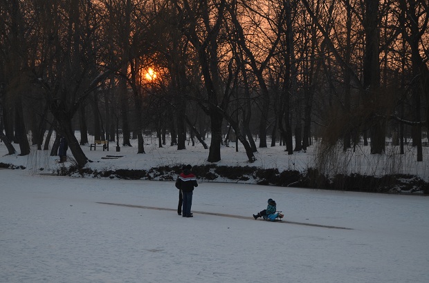 Чимало запоріжців – дітей та дорослих – скористалися сніжними днями та вийшли на місцеві гірки та ковзанки з лижами, санчатами, ковзанами і хокейними ключками  - фото 9