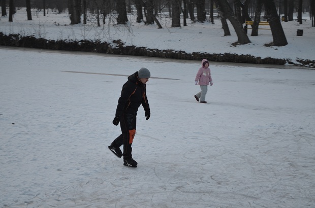 Чимало запоріжців – дітей та дорослих – скористалися сніжними днями та вийшли на місцеві гірки та ковзанки з лижами, санчатами, ковзанами і хокейними ключками  - фото 8