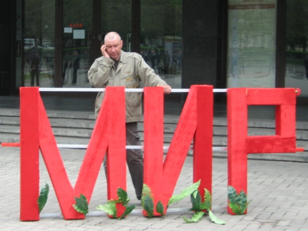 У Дніпропетровську святкувати 1 травня наважилася лише півсотні комуністів (ФОТО) - фото 1