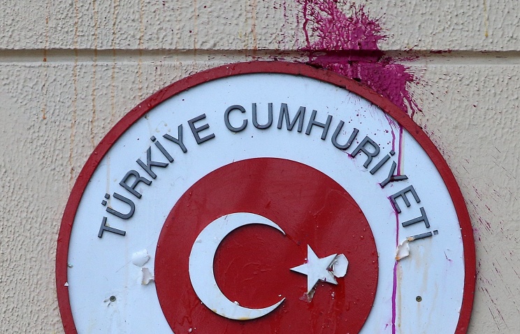 У Новоросійську закидали камінням генконсульство Туреччини і спалили прапор - фото 1