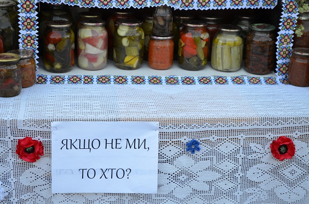 Немов, саме щедре українське літо посміхається відвідувачам зі скляних банок. - фото 4