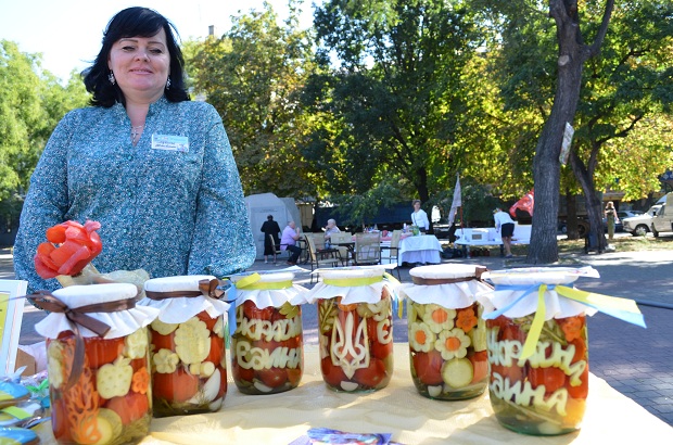 Немов, саме щедре українське літо посміхається відвідувачам зі скляних банок. - фото 5