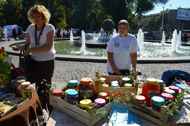 Немов, саме щедре українське літо посміхається відвідувачам зі скляних банок. - фото 9
