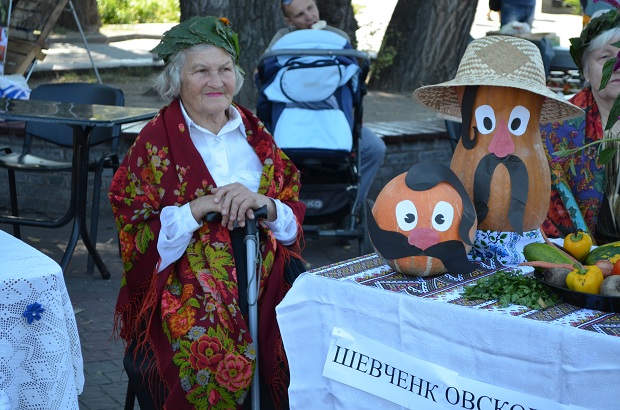 Немов, саме щедре українське літо посміхається відвідувачам зі скляних банок. - фото 3