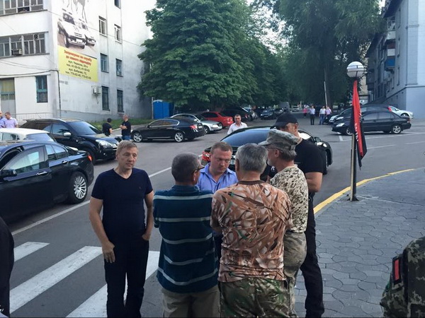 Соратники Коломойського мітингували з "Правим сектором" у Дніпропетровську (ФОТО) - фото 1