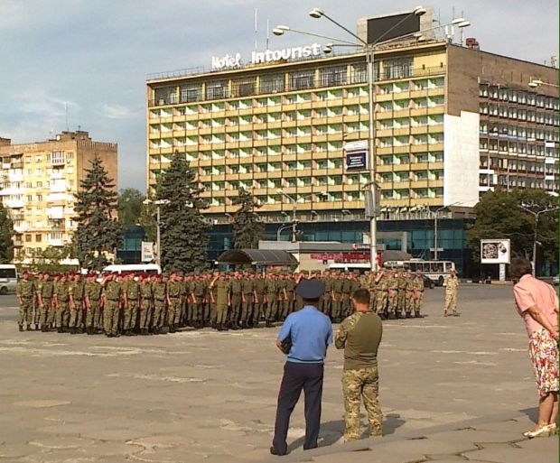 У Запоріжжі військових муштрують напередодні параду - фото 4