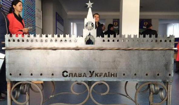 Спали логово Путіна: Українці купують мангали у вигляді палаючого Кремля (ФОТО) - фото 3