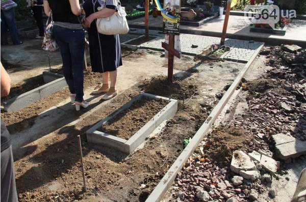 У Кривому Розі могили загиблих в АТО "закатали" тротуарною плиткою - фото 1