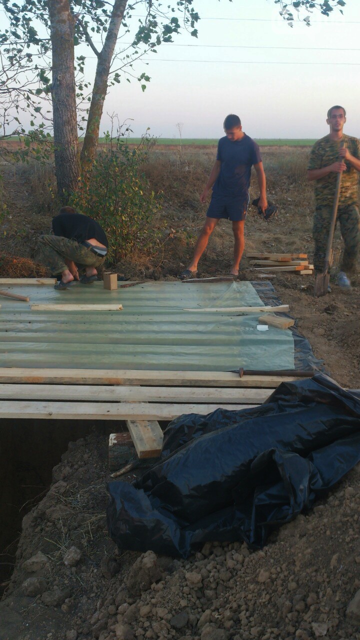 Криворізькі активісти почали копати бліндажі на кордоні з Кримом - фото 2