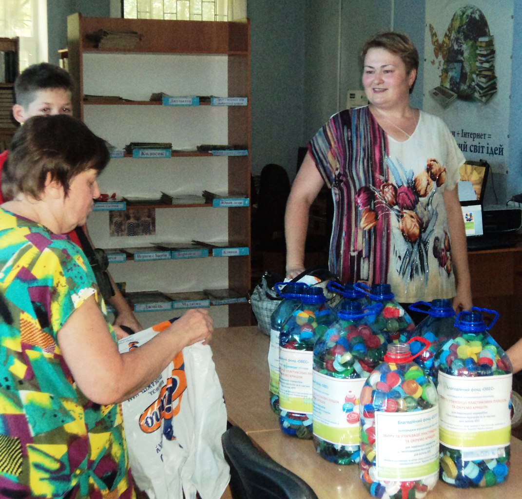 Мешканка Запоріжжя зібрала більше 1500 пластикових кришечок для протезів бійцям - фото 1