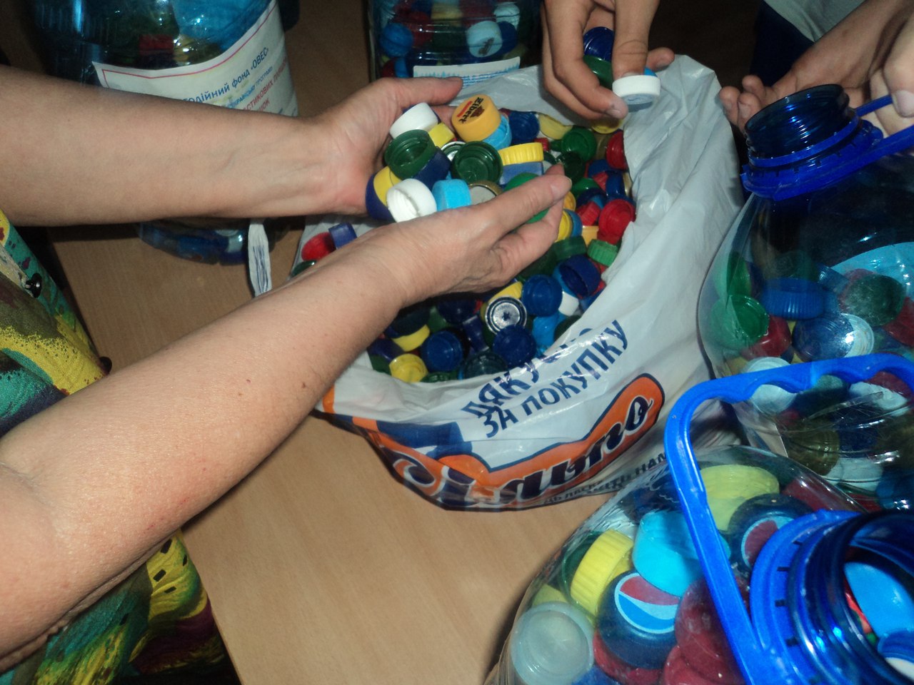 Мешканка Запоріжжя зібрала більше 1500 пластикових кришечок для протезів бійцям - фото 3