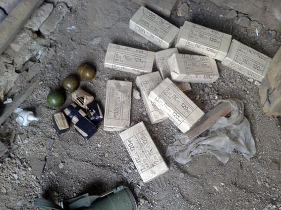 У покинутому будинку на Донеччині знайдено "набір диверсанта" (ФОТО) - фото 4