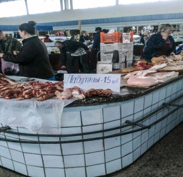 Як у Нікополі "лабутени" допомагають продавати свинину - фото 1