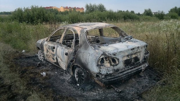 Біля Львова знайшли вщент спалений автомобіль (ФОТО) - фото 1