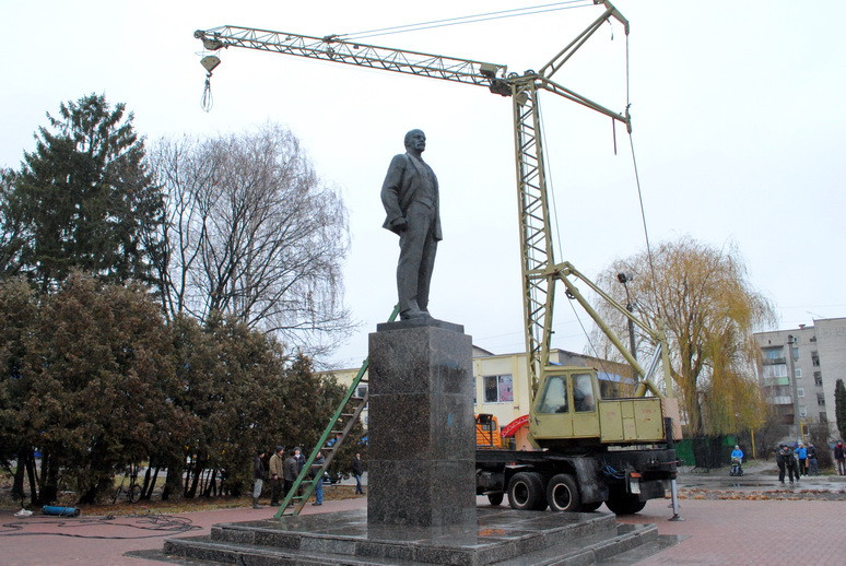 У Ямполі на Сумщині пам’ятник Леніну декілька годин пручався "декомунізаторам"  - фото 2