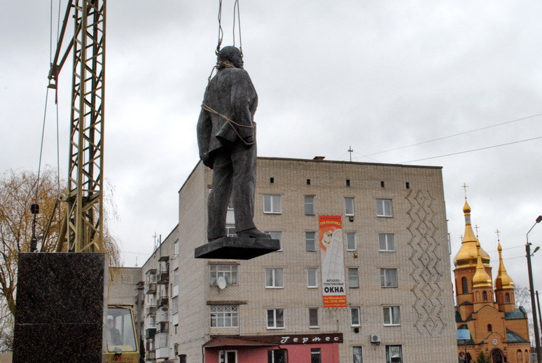 У Ямполі на Сумщині пам’ятник Леніну декілька годин пручався "декомунізаторам"  - фото 5
