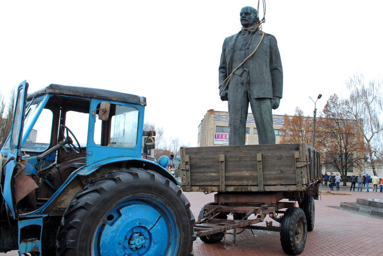 У Ямполі на Сумщині пам’ятник Леніну декілька годин пручався "декомунізаторам"  - фото 7