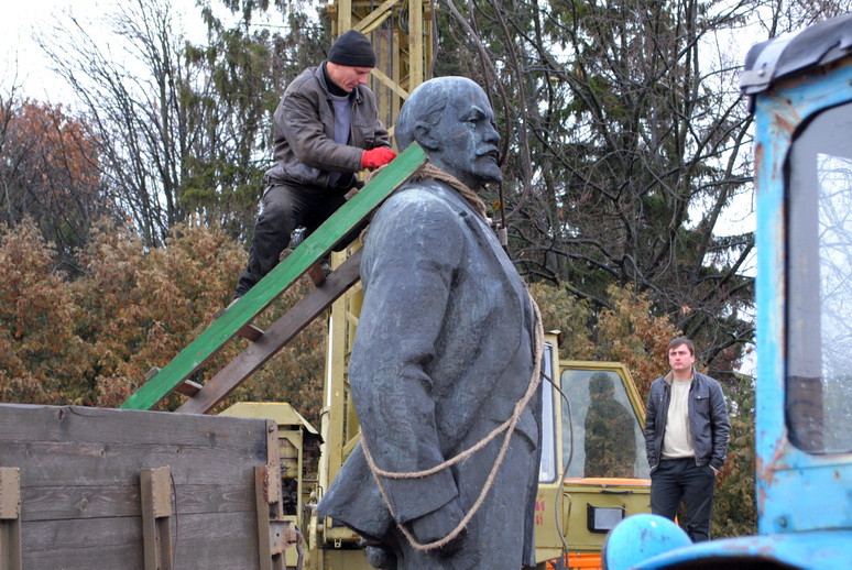 У Ямполі на Сумщині пам’ятник Леніну декілька годин пручався "декомунізаторам"  - фото 8