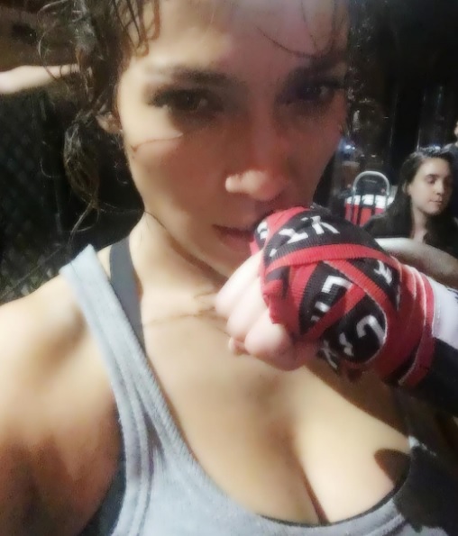 Дженніфер Лопес із звабливим декольте показала, як займається боксом  - фото 1