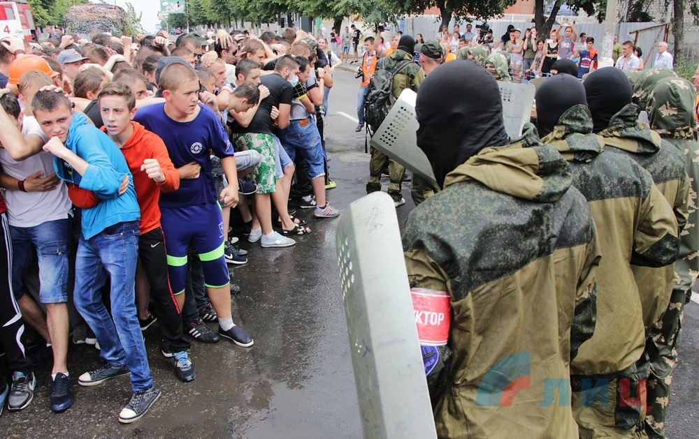 Як у Луганську вчили молодь правильно бити спостерігачів ОБСЄ (ФОТО) - фото 11