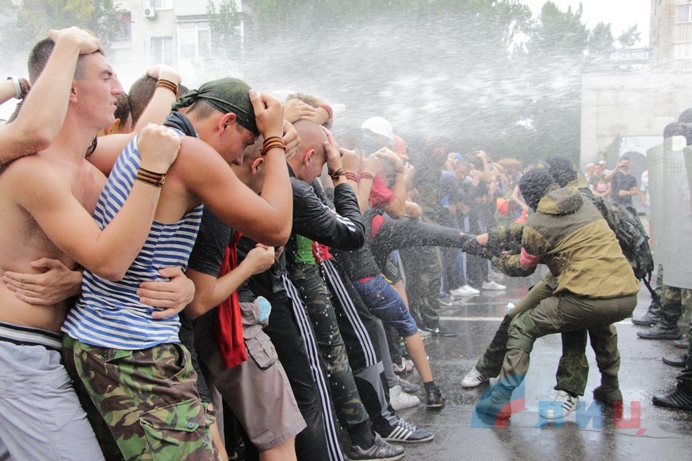 Як у Луганську вчили молодь правильно бити спостерігачів ОБСЄ (ФОТО) - фото 10