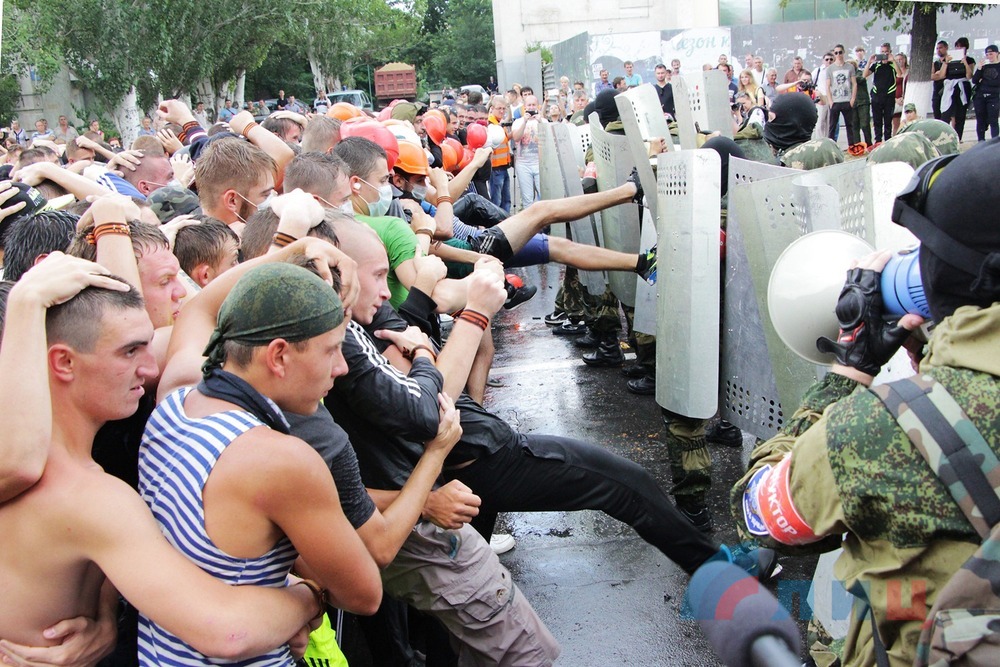 Як у Луганську вчили молодь правильно бити спостерігачів ОБСЄ (ФОТО) - фото 9