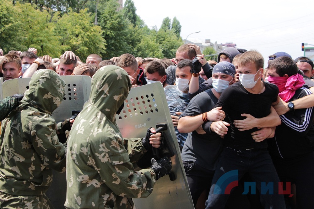 Як у Луганську вчили молодь правильно бити спостерігачів ОБСЄ (ФОТО) - фото 4