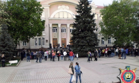 Жителів Артемівська евакуювали з концерту через загрозу теракту (ФОТО) - фото 1