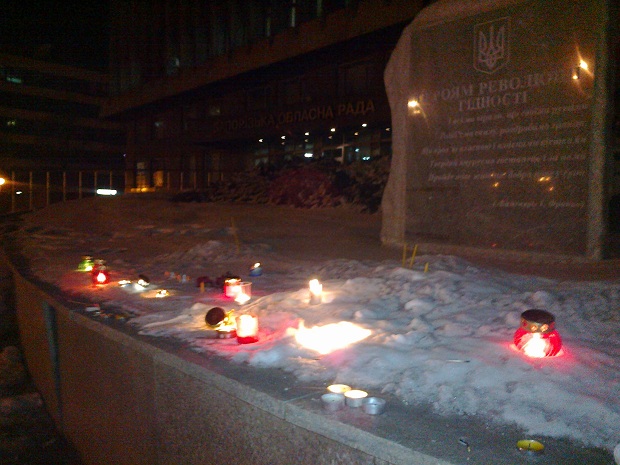 Понад двісті запоріжців зібралися сьогодні, 26 січня, на площі Героїв біля ЗОДА, щоб відзначити другу річницю розгону запорізького Майдану - фото 1
