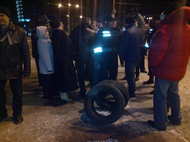Понад двісті запоріжців зібралися сьогодні, 26 січня, на площі Героїв біля ЗОДА, щоб відзначити другу річницю розгону запорізького Майдану - фото 6